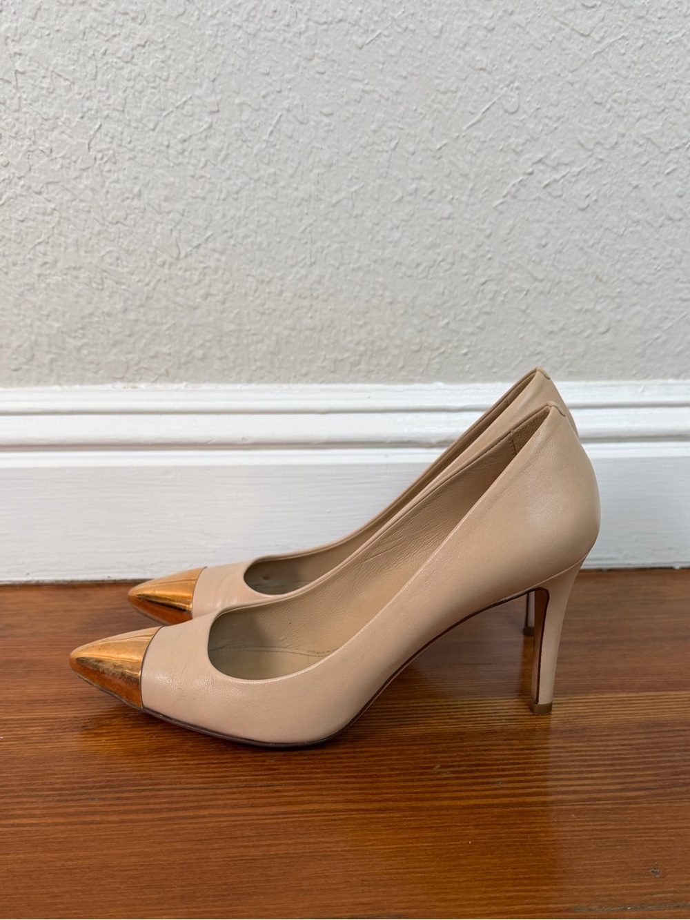 J. Crew Everly captoe pump size 7 in beige with gold captoe - Picture 3 of 4